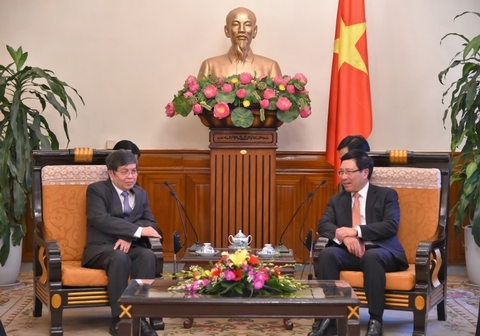 Quốc Vụ khanh Bộ Ngoại giao và Hợp tác quốc tế Campuchia Ung Sean đến chào xã giao Ủy viên Bộ Chính trị, Phó Thủ tướng, Bộ trưởng Bộ Ngoại giao Phạm Bình Minh. (Ảnh: TG&VN)
