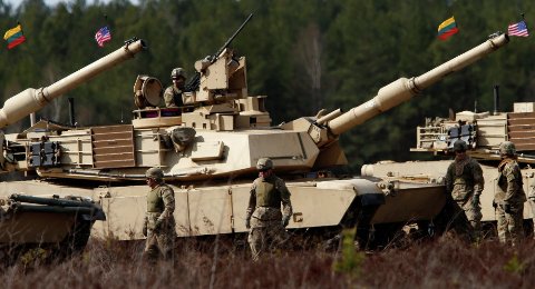 Bị dàn xe tăng Mỹ chặn cửa, Nga nổi giận lôi đình