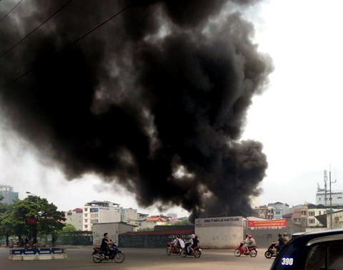 Hà Nội: Cháy lớn, người dân hoảng hốt bỏ chạy