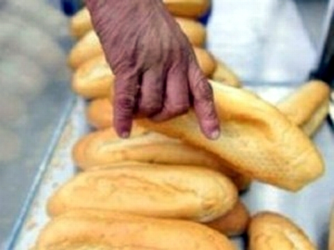 Vụ cướp bánh mì ăn vì đói: Xử lý hình sự là quá máy móc