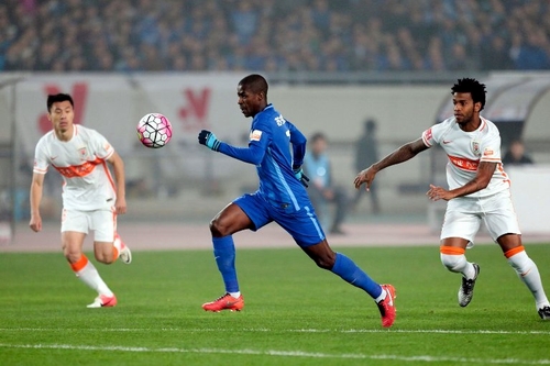 Bóng đá Trung Quốc đang hưởng lợi từ việc xuất hiện của những danh thủ như Ramires (giữa)