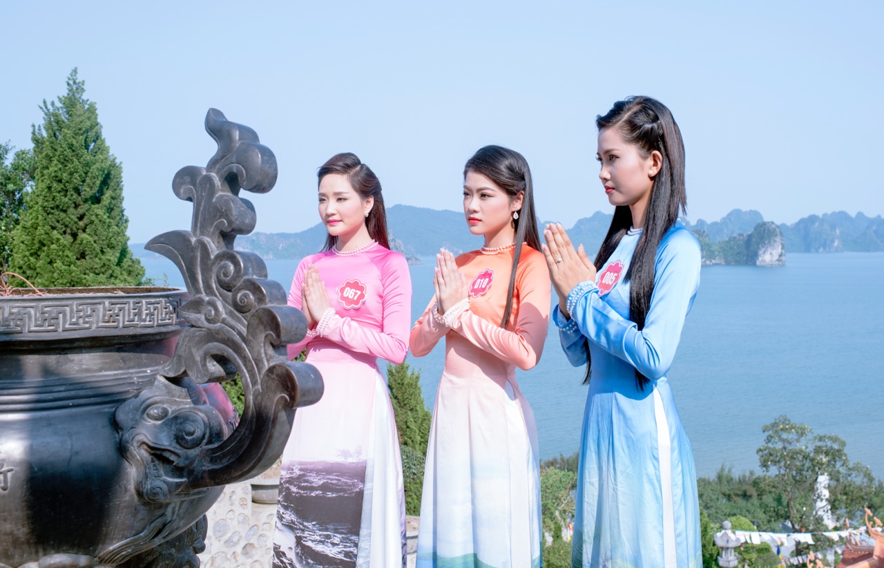 Top 36 Hoa hậu Biển Việt Nam 2016 dâng hương tại chùa Cái Bầu