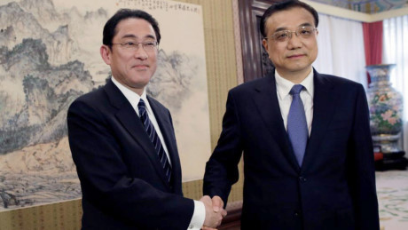 Ngoại trưởng Nhật Bản Fumio Kishida (trái) và Thủ tướng Trung Quốc Lý Khắc Cường tại thủ đô Bắc Kinh hôm 30/4