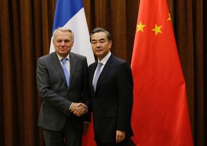 Ngoại trưởng Trung Quốc (bên phải) và người đồng cấp Pháp