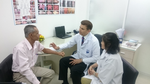 Dr Michael Tirant tư vấn miễn phí cho bệnh nhân nghèo.