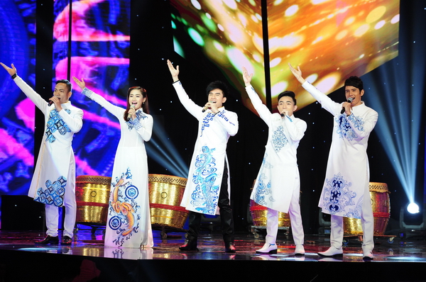 Phần kết hợp của các thầy  trò ở đội “anh Bo” đã khép lại thành công đêm thi với liên khúc Hoa cài mái tóc và Thương quá Việt Nam.