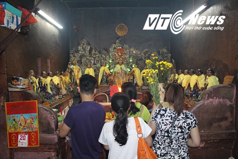 Rất đông người dân, du khách chọn ngôi chùa linh thiêng này để dâng hương 