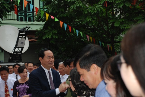 Đúng 6h45 phút Chủ tịch nước Trần Đại Quang và phu nhân có mặt tại đơn vị bầu cử số 8, phường Nhân Chính, quận Thanh Xuân, Hà Nội.