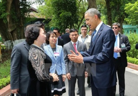 Chủ tịch Quốc hội Nguyễn Thị Kim Ngân đón Tổng thống Barack Obama tới thăm Khu di tích Chủ tịch Hồ Chí Minh trong Phủ Chủ tịch.