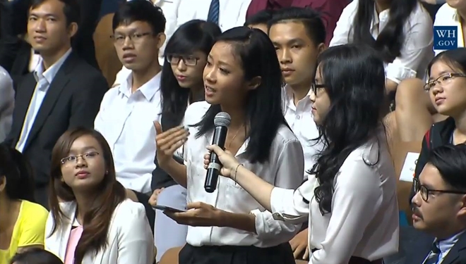 Suboi đại diện cho các bạn trẻ Việt Nam đặt câu hỏi cho ngài Tổng thống Mỹ.