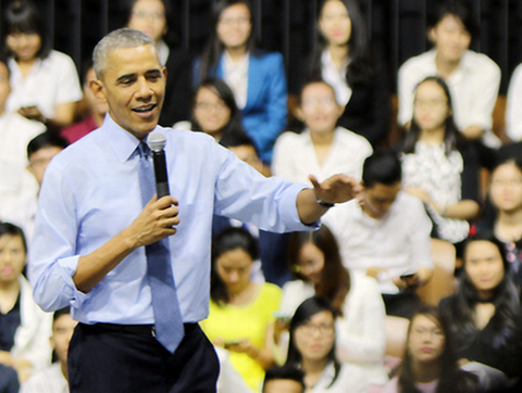 Tổng thống Obama trò chuyện với các bạn trẻ của Sáng kiến Thủ lĩnh Trẻ Đông Nam Á (YSEALI) tại TP HCM.