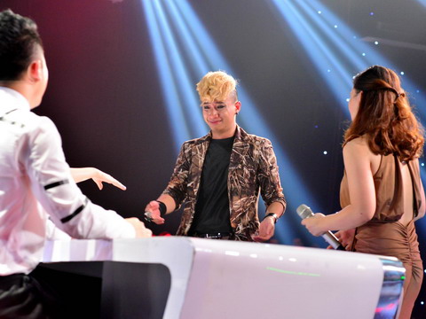 X-Factor: Sợ bị loại, Adam bật khóc nức nở trên sân khấu vòng lộ diện