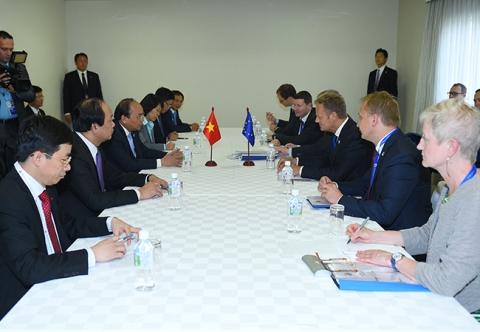 Thủ tướng Nguyễn Xuân Phúc hội kiến với Chủ tịch Ủy ban châu Âu Jean-Claude Juncker và Chủ tịch Hội đồng châu Âu Donald Tusk. Ảnh: VGP