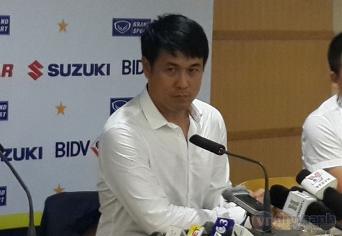 HLV Hữu Thắng trong cuộc họp báo sau trận đấu