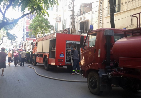 Hà Nội: Nhà hàng Trúc Lâm Trai bốc cháy dữ dội