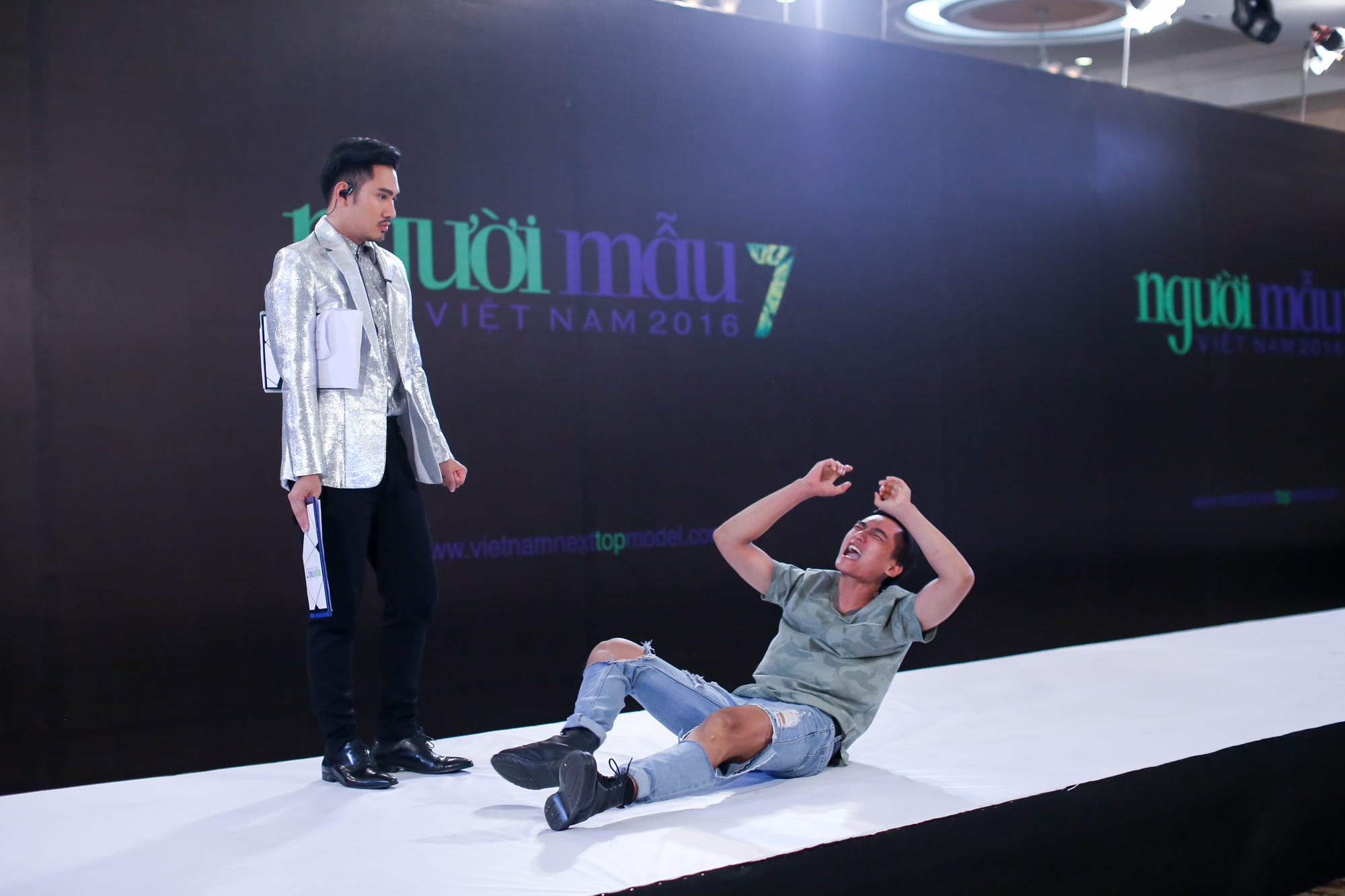 Huy Quang lăn lộn, đập sàn để đòi vào nhà chung Top Model