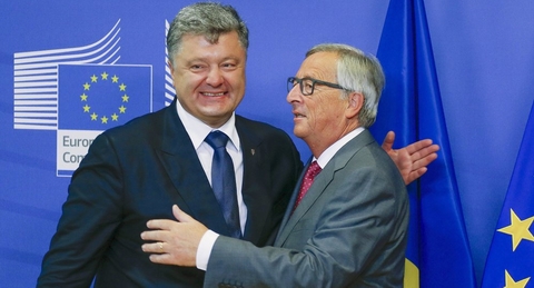 Tổng thống Poroshenko (bên trái)