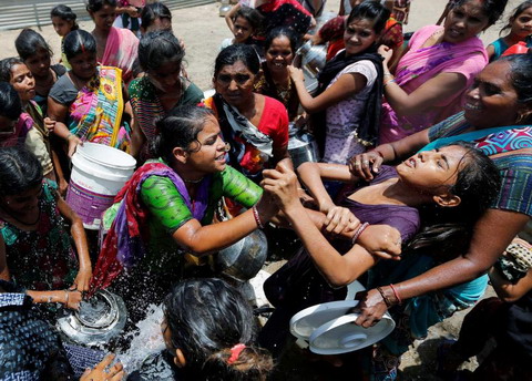 Nắng nóng đỉnh điểm, phụ nữ đánh nhau giành nước