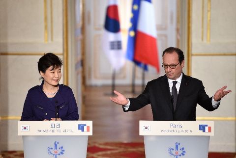 Tổng thống Pháp Hollande (bên phải) và nữ Tổng thống Hàn Quốc Park