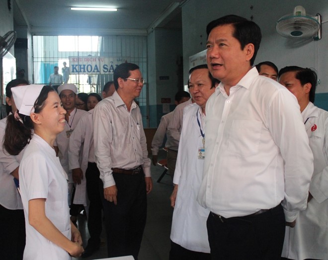 Bí thư Thành ủy Đinh La Thăng thăm bệnh viện Đa khoa khu vực Củ Chi.