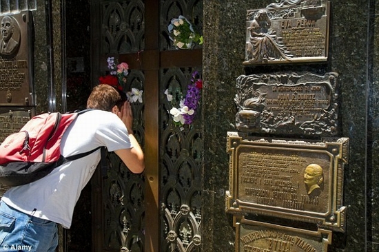 Ngoài ra, các địa điểm từng xảy ra thảm họa hạt nhân như Fukushima cũng đang là điểm đến được nhiều người quan tâm. Tại thủ đô của Argentine, Buenos Aires, các du khách thường tới thăm nghĩa trang La Recoleta, nơi có hơn 6.400 ngôi mộ được trang trí cầu kỳ. Ảnh: Du khách nhìn vào trong mộ phu nhân Eva Peron tại nghĩa trang La Recoleta. 