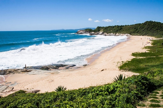 Praia do Pinho, Balneário Camboriú, Brazil: Bãi biển nude đầu tiên của Brazil có khu phức hợp dành riêng cho gia đình, với khu cắm trại, sân chơi cho trẻ em và các quán bar. Tại đây, du khách bắt buộc phải khỏa thân. Đàn ông không có người đi cùng bị cấm tại một số khu vực trên bãi biển.