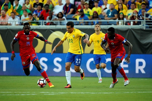 Coutinho (số 22) lập hattrick trong trận đại thắng của Brazil