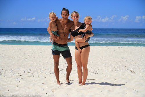 Garrett Gee, 25 tuổi, cùng vợ Jessica bế hai con nhỏ Dorothy và Manilla chụp ảnh tại bãi biển trên đảo Antigua. Họ đã rời nước Mỹ cách đây 9 tháng để du lịch khắp thế giới.