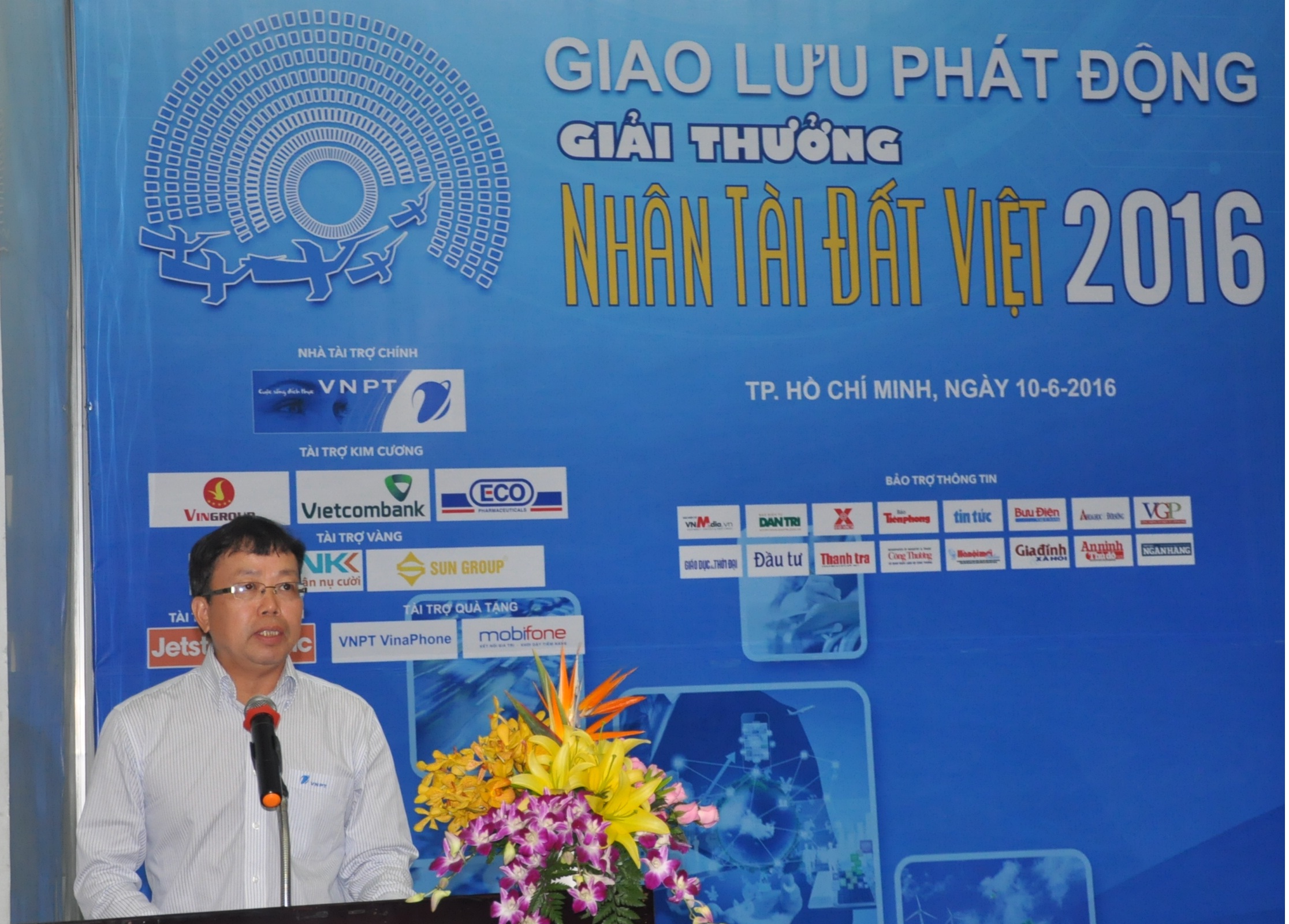 Phó Tổng Giám đốc Tập đoàn VNPT Nghiêm Phú Hoàn - đơn vị tài trợ chính và đồng hành với Giải thưởng Nhân tài Đất Việt suốt 12 năm nay phát biểu tại buổi giao lưu.