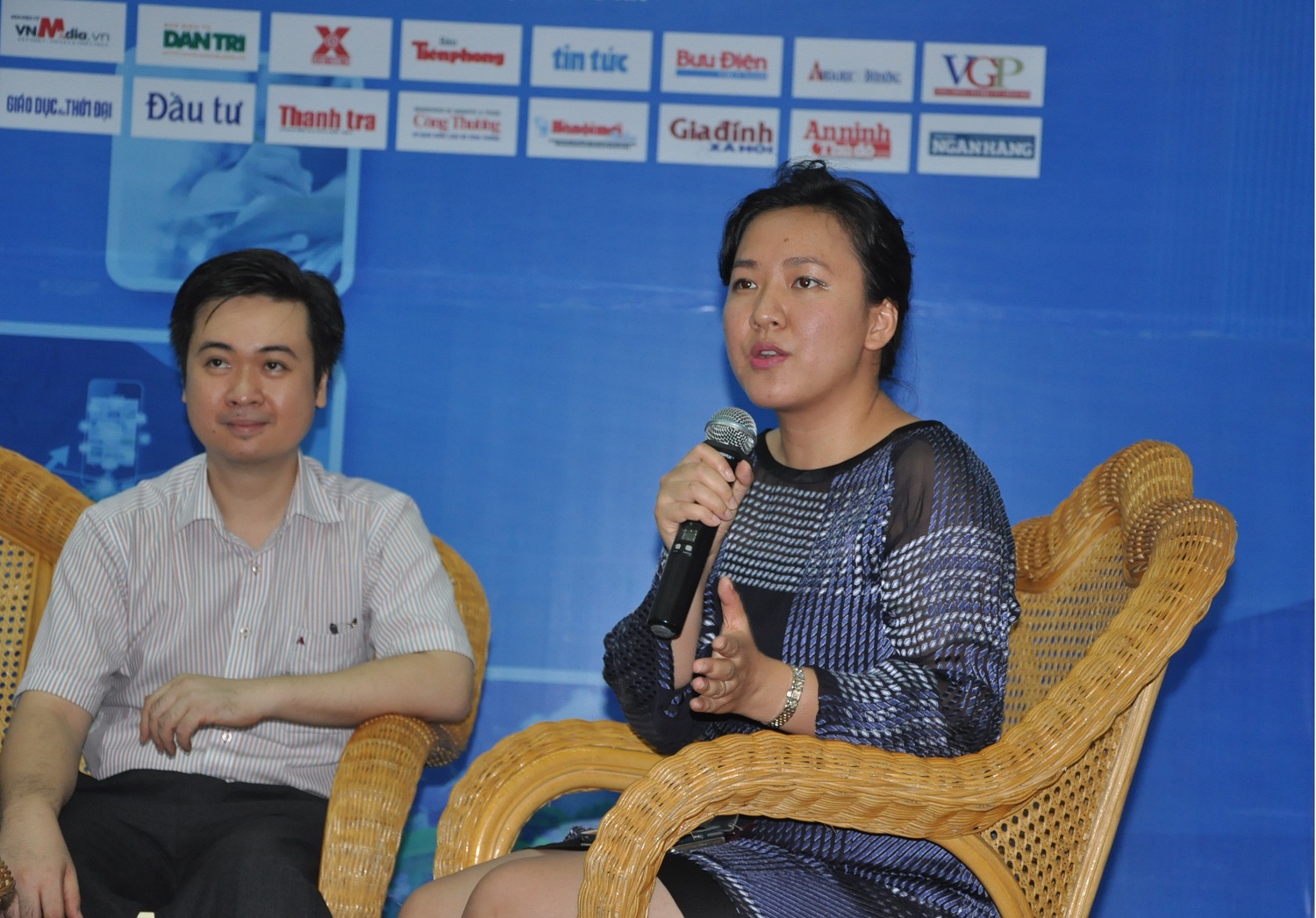 Chị Lê Thị Kiều Trang, một startup nổi tiếng của Việt Nam - khách mời của chương trình đang chia sẻ với sinh viên.