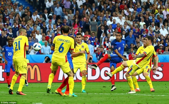 Cú sút không thể cản phá của Payet, đem về chiến thắng 2-1 cho tuyển Pháp