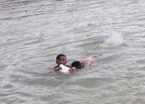 Một học sinh lớp 4 chết đuối vì dùng chậu tập bơi​ qua sông