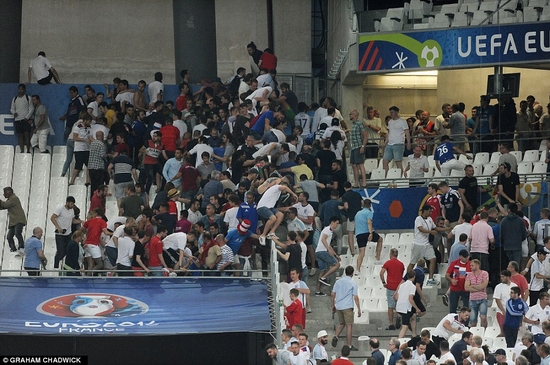 Khán giả phải tháo chạy sau trận đấu Anh - Nga vì bạo lực trên các khán đài