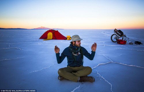 “Thật tuyệt vời khi khám phá sa mạc một mình. Không có gì phá vỡ sự im lặng bao trùm ở đó”, nhiếp ảnh gia 29 tuổi nói.