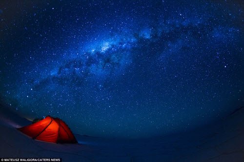 Mateusz một mình cắm trại trên cánh đồng muối, nơi hầu như không bị ô nhiễm ánh sáng và bạn có thể dễ dàng ngắm các vì sao lung linh trên bầu trời.