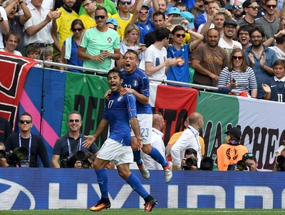 Hạ gục Thụy Điển, Italia vào thẳng vòng knock out