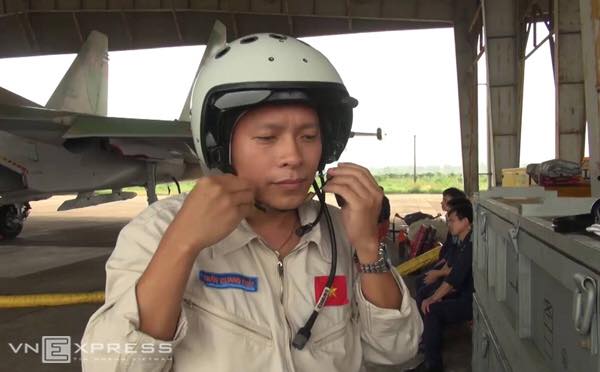 Thượng tá Trần Quang Khải là phi công dày dạn kinh nghiệm bay, có khả năng xử lý các tình huống phức tạp