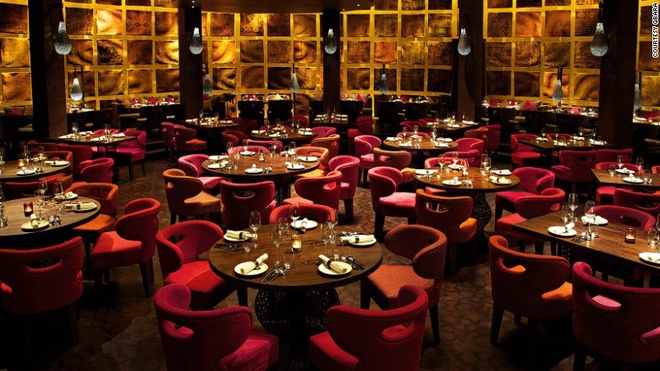 Qbara Qbara là nhà hàng Dubai phục vụ ẩm thực truyền thống của vùng Trung Đông. DJ cùng với các màn hình trình chiếu liên tục đem tới không gian nghệ thuật đầy sức hấp dẫn cho bữa ăn của bạn. 
