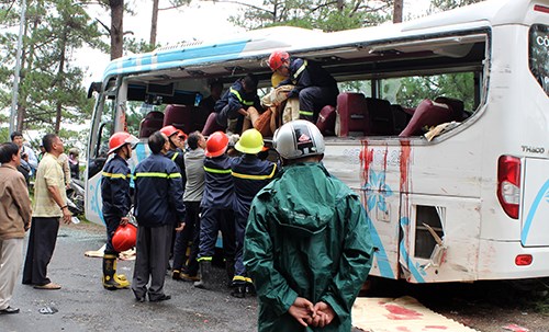 Đội cứu hộ giải cứu đưa các nạn nhân bị thương ra khỏi xe khách BKS 86B – 007.25. Ảnh: VnExpress