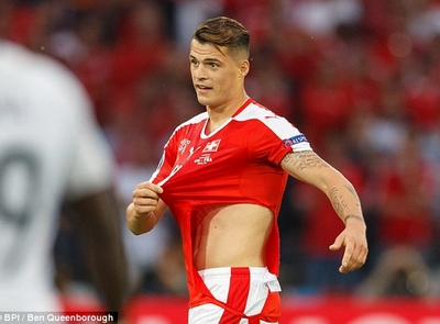 Cầu thủ Thụy Sỹ 5 lần rách áo đấu, bóng Euro nổ tung!
