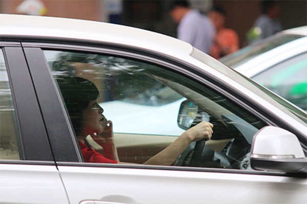 Dùng điện thoại khi lái xe gây nguy cơ mất an toàn