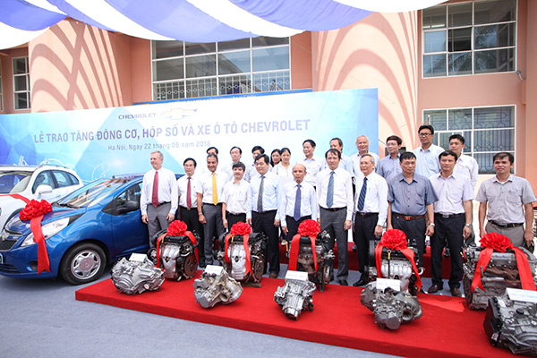 GM Việt Nam tặng 2 ô tô và 10 bộ động cơ, hộp số cho các trường đại học và dạy nghề