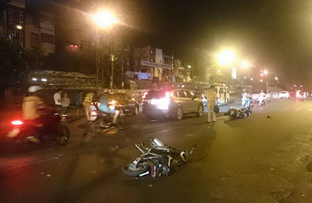 Hà Nội: Xe cứu thương đâm vào nhiều người trên phố