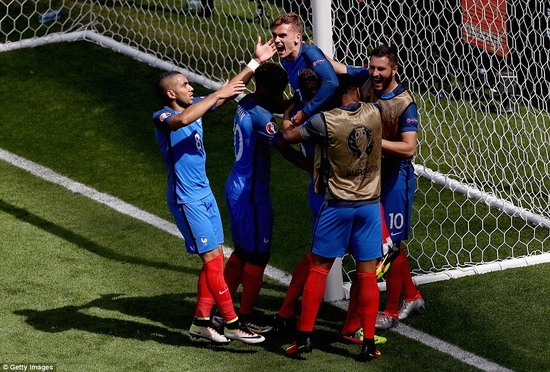 Griezmann ăn mừng bàn thắng thứ 2 cho đội nhà