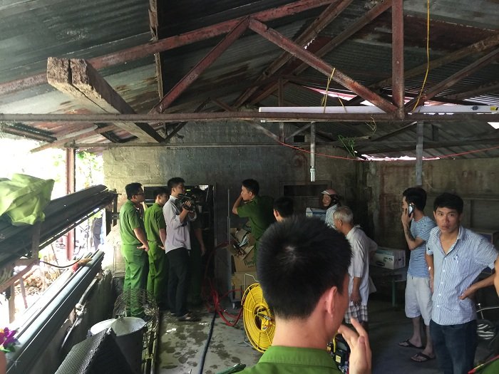 Hàng chục cán bộ, chiến sĩ thuộc lực lượng CS PCCC tỉnh TT – Huế, CA phường Phú Hội có mặt tại hiện trường tham gia công tác cứu hộ. Ảnh: Quang Thành