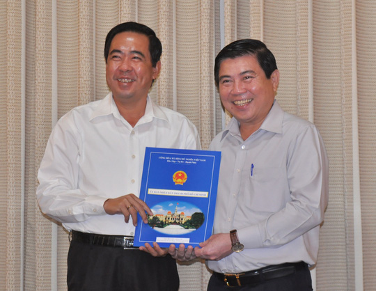 Chủ tịch UBND TP Nguyễn Thành Phong trao Quyết định bổ nhiệm cho ông Nguyễn Văn Lâm