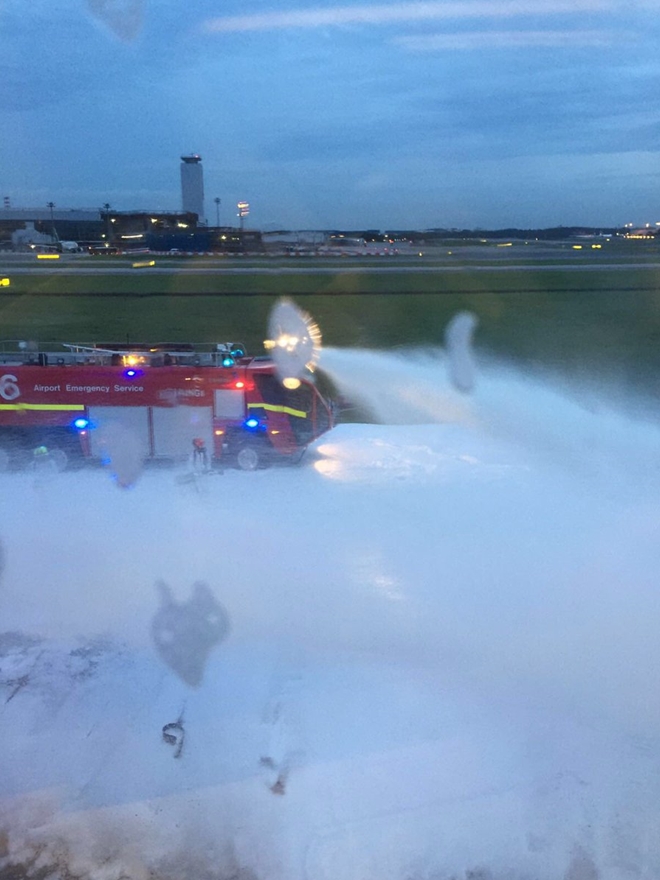 Lực lượng cứu hỏa đang dập tắt đám cháy trên máy bay mang số hiệu SQ368