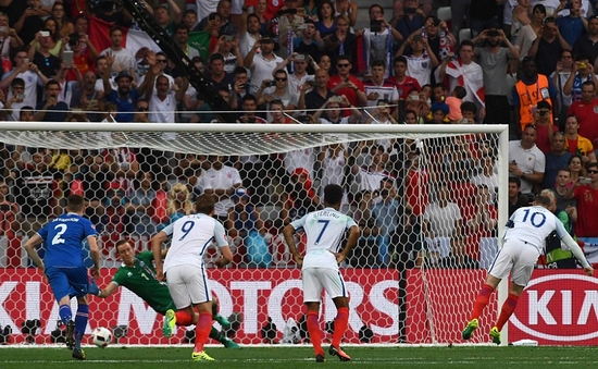Niềm vui đến với tuyển Anh trong thoáng chốc khi Rooney ghi bàn từ chấm 11m