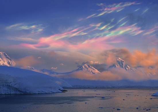 Rặng núi ở Na Uy đầy sắc màu như một bức tranh tuyệt tác của họa sỹ