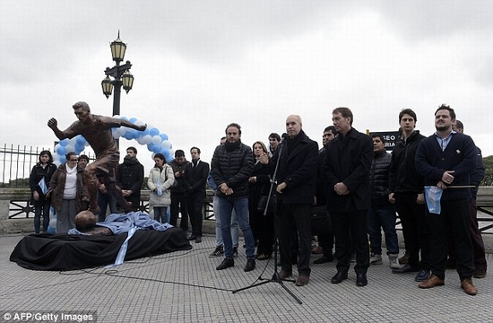 Thị trưởng thành phố trong lễ giới thiệu bức tượng Messi